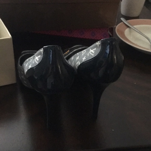 Louis Vuitton heels size 40 peep toe with buckle on front - Picture 5 of 6